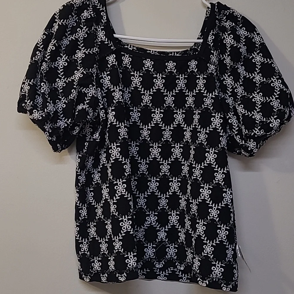 LOFT Black and White Smocked Puff Sleeve‎ Blousefor women zise m good condition